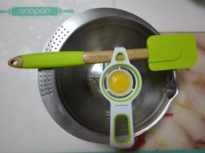 分离蛋清、蛋黄，分别放在无水无油的容器中。