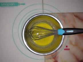 蛋黄中加入1/3的细砂糖，搅拌均匀至糖融化。