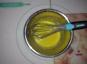 加入植物油继续搅拌至充分乳化。