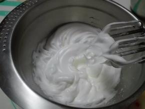 蛋清中分三次加入剩余的细砂糖，用电动打蛋器打至干性偏湿状态（如图）。