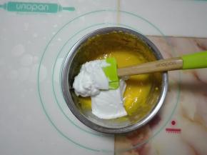 取1/3打发好的蛋清至蛋黄糊中。