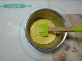 用刮刀翻拌均匀。