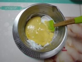 倒入剩余打发好的蛋清中。