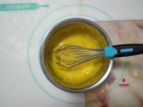 筛入低筋面粉，用手动打蛋器呈“Z”字形搅拌均匀，至无颗粒状态。