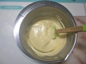用刮刀翻拌均匀，成光滑细腻的面糊。
