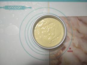 从高处倒入模具中，震去表面气泡。