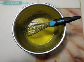 蛋黄中加入配料三分之一的细砂糖搅拌均匀。