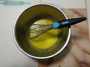 蛋黄中加入配料三分之一的细砂糖搅拌均匀。