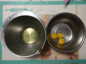 分离蛋清和蛋黄。