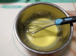 加入酸奶搅拌均匀。