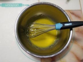 加入植物油，搅拌至充分乳化状态。