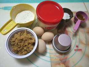 准备好所有原料和模具。