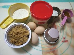 准备好所有原料和模具。