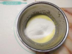 筛入低筋面粉。