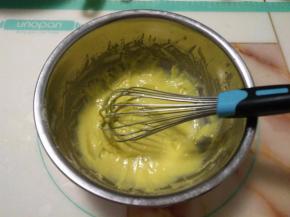 用手动打蛋器呈“Z”字形搅拌均匀。