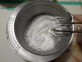 蛋清分三次加入细砂糖，用电动打蛋器打至图中状态。