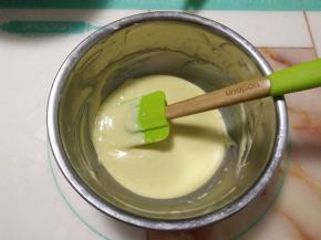 取三分之一打发好的蛋清加入蛋黄糊中，用刮刀翻拌均匀。