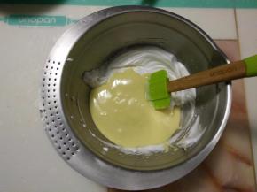 倒入剩余的蛋清中。