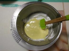 倒入剩余的蛋清中。