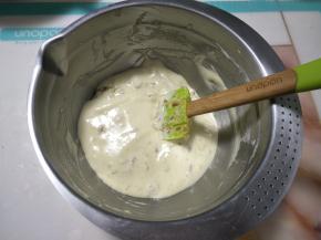 加入肉松翻拌均匀。