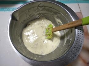 加入肉松翻拌均匀。