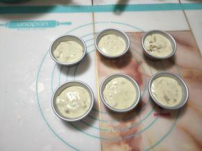 拌好的面糊倒入模具中八分满。