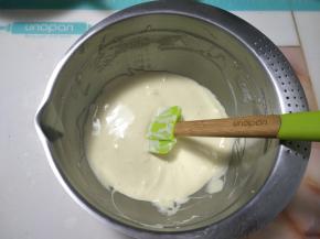 用刮刀翻拌均匀。