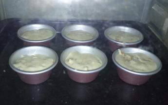 送入预热好的烤箱，150度25-30分钟。