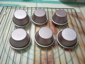 出炉后倒扣在晾网上。