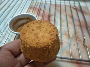 蛋糕彻底晾凉后，用脱模刀插入边缘底部，沿四周转一圈即可顺利脱模。