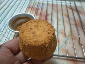 蛋糕彻底晾凉后，用脱模刀插入边缘底部，沿四周转一圈即可顺利脱模。