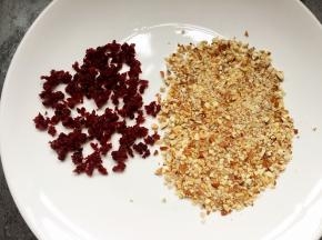 将杏仁和蔓越莓切小颗粒。