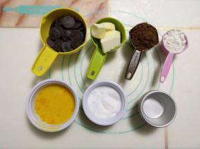 准备好所需要的材料和模具。