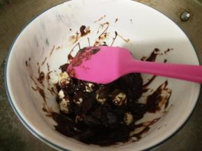 把碗放入锅中，隔水加热。