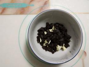 黑巧克力和黄油切成小块，放入碗里。