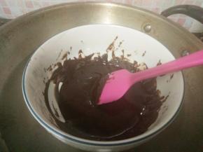 边加热加搅拌，使巧克力和黄油充分融化并混合均匀，放置一旁，维持温度在40度。