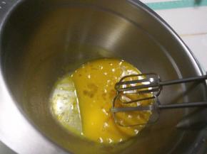 用小火加热到40—50度，边加热边搅拌。