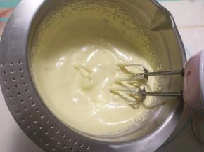 用电动打蛋器高速打发，令蛋液膨胀，打发到蛋液在打蛋棒上停留几秒后慢慢落下的程度。（过程中保持40-50的温度）