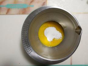 全蛋液中加入细砂糖。
