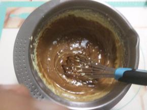 从下方大略搅拌混合至呈条纹状。（过程中保持40-50的温度）