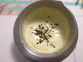 一次性把巧克力液加入到蛋液中。（过程中保持40-50的温度）