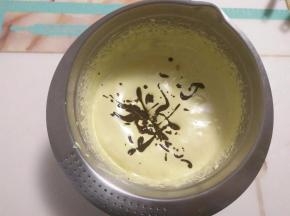 一次性把巧克力液加入到蛋液中。（过程中保持40-50的温度）