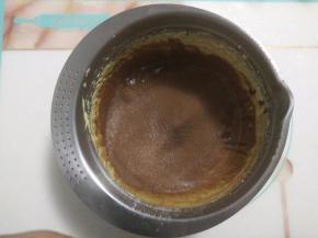 将可可粉和低筋面粉混合后筛入。（过程中保持40-50的温度）
