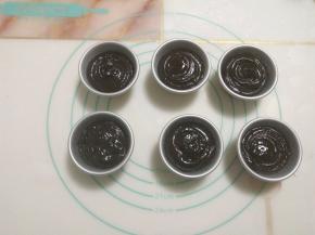 将面糊装入裱花袋，挤入模具中。