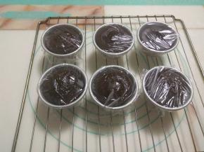 出炉后立即包上保鲜膜，完全晾凉后脱模。