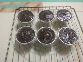 出炉后立即包上保鲜膜，完全晾凉后脱模。