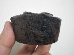 蛋糕一定要热的才能吃出如甘纳许般黏稠的口感。蛋糕冷了会硬梆梆的，建议用保鲜袋装好微波炉叮半分钟左右，或者回烤2、3分钟。