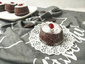 表面筛上糖粉进行装饰，吃的时候口感也更丰富。