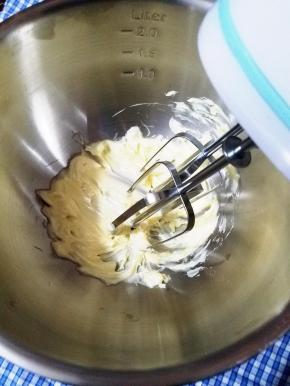 加入香草精以后，用打蛋器打到微微发白。