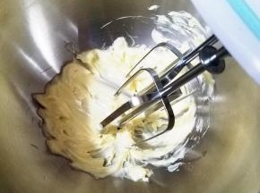 加入香草精以后，用打蛋器打到微微发白。